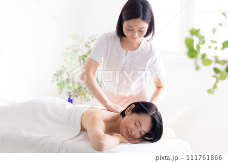 マッサージを受けるミドル女性とエステティシャン 111761866