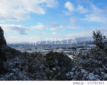 京都双ヶ丘からの雪景色 京都双ヶ丘からの雪景色 111761922