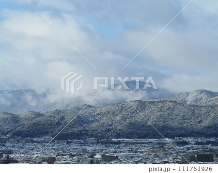 京都双ヶ丘からの雪景色 111761926