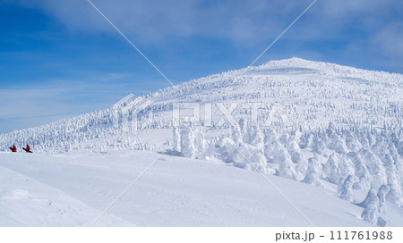 樹氷に覆われる厳冬期の森吉山　秋田県 111761988