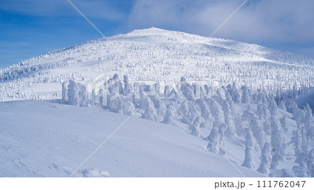樹氷に覆われる厳冬期の森吉山　秋田県 111762047