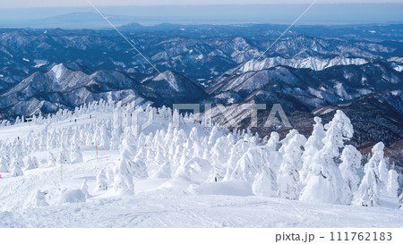 冬晴れの森吉山　樹氷平と遠く男鹿半島を望む 　秋田県 111762183