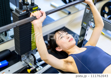 ジムで体を鍛える女性 バーベルベンチプレス 筋トレ女子 ワークアウト くっきり ジムで体を鍛える女性 バーベルベンチプレス 筋トレ女子 ワークアウト くっきり 111762643