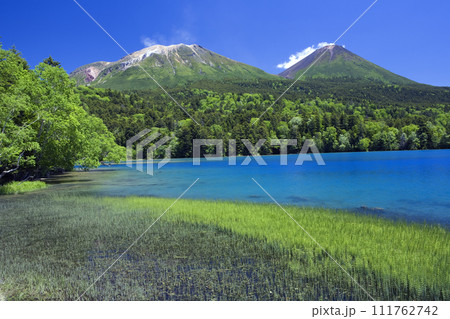 オンネトー湖と雌阿寒岳と阿寒富士 111762742