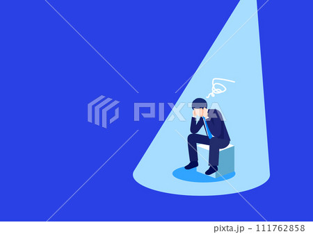 頭を抱えて悩む男性ビジネスマン 111762858