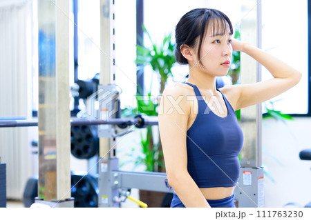 ジムで体を鍛えるベンチに座る女性 バーベルベンチプレス 筋トレ女子 ワークアウト トリミングアップ ジムで体を鍛えるベンチに座る女性 バーベルベンチプレス 筋トレ女子 ワークアウト トリミングアップ 111763230