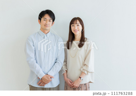 ミドル夫婦　ポートレート  111763288