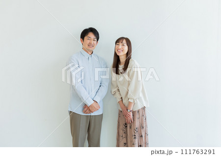 ミドル夫婦　ポートレート  111763291