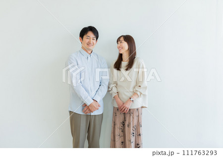 ミドル夫婦　ポートレート  111763293