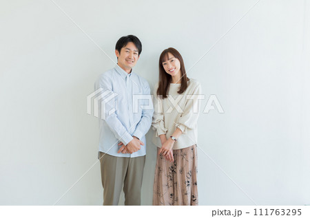 ミドル夫婦　ポートレート  111763295