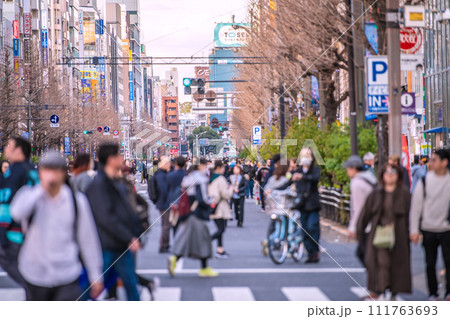 日本の東京都市景観 外国人観光客らで賑わう秋葉原の歩行者天国などを望む…＝令和6年2月18日 111763693