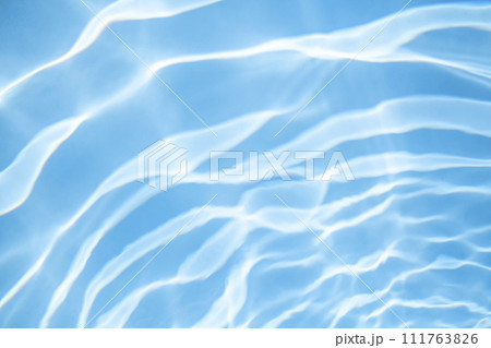青いプール 夏色のイメージ 111763826