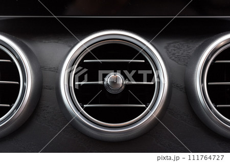 カーエアコン・車内のエアコン 111764727