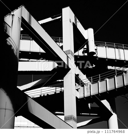 モノクロームの都市風景 111764968
