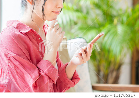 スマートフォンを操作する若い女性。（パーツ） 111765217