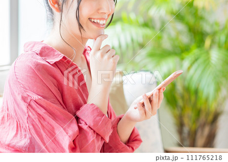 スマートフォンを操作する若い女性。（パーツ） 111765218