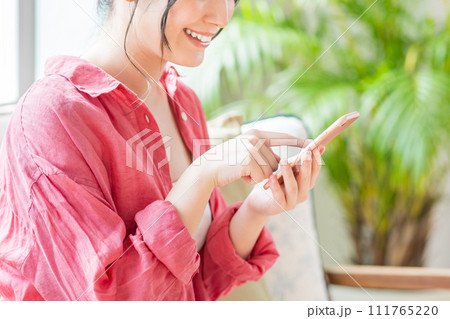 スマートフォンを操作する若い女性。（パーツ） 111765220