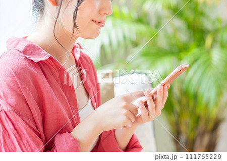 スマートフォンを操作する若い女性。（パーツ） 111765229