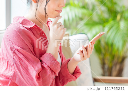 スマートフォンを操作する若い女性。（パーツ） 111765231