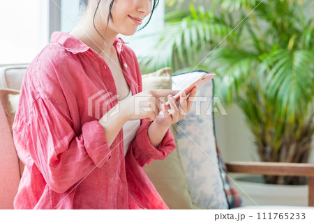 スマートフォンを操作する若い女性。(パーツ) スマートフォンを操作する若い女性。(パーツ) 111765233