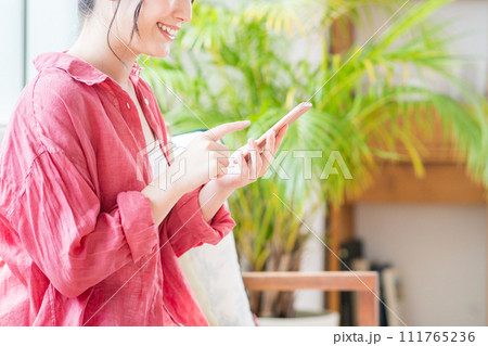 スマートフォンを操作する若い女性。（パーツ） 111765236
