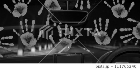 車のフロントガラスに付いた無数の手形｜ホラーイメージ 111765240