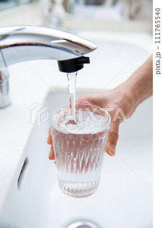 水道水をグラスに注ぐ 111765540