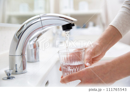 水道水をグラスに注ぐ 111765543