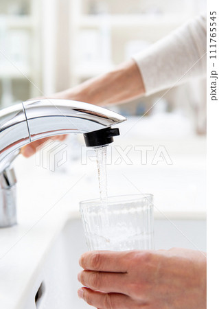 水道水をグラスに注ぐ 111765545