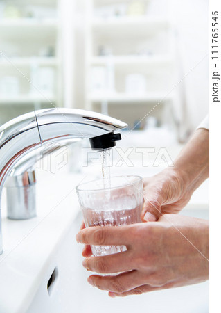 水道水をグラスに注ぐ 111765546