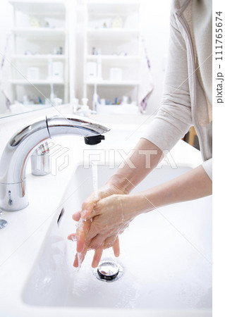 洗面台で手を洗う女性の手元 111765674