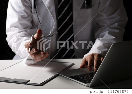 医師の説明 111765873