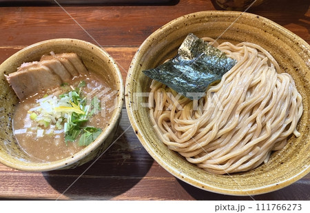 【ラーメン･つけ麺】魚介豚骨･ベジポタスープ/全粒粉の太麺のつけ麺(全体･正面から) 111766273