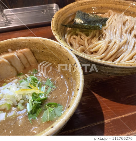 【ラーメン･つけ麺】魚介豚骨･ベジポタスープ/全粒粉の太麺のつけ麺(全体･斜めから) 111766276