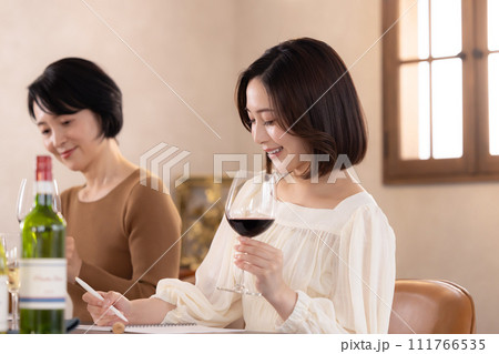 ワイン教室でテイスティングをする女性 ワイン教室でテイスティングをする女性 111766535