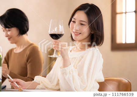 ワイン教室でテイスティングをする女性 ワイン教室でテイスティングをする女性 111766539
