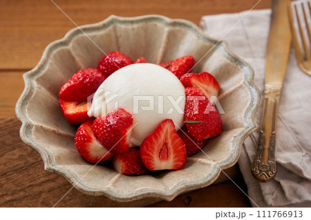 ブッラータチーズといちごのカプレーゼ 111766913