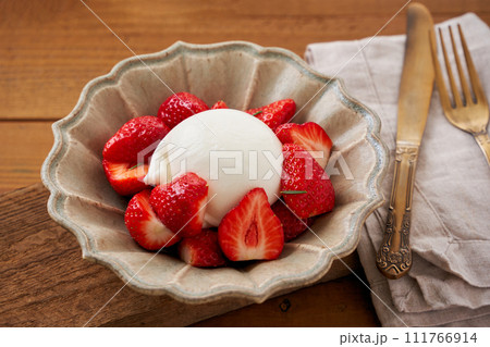 ブッラータチーズといちごのカプレーゼ 111766914