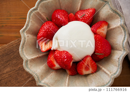 ブッラータチーズといちごのカプレーゼ 111766916