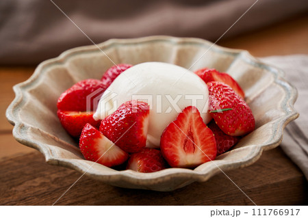 ブッラータチーズといちごのカプレーゼ 111766917