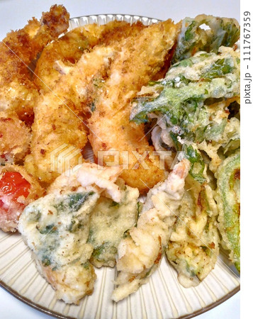 海老と野菜の天ぷら、妻の手作り家庭料理、家庭で楽しむ夕ご飯、幸せ家族 111767359
