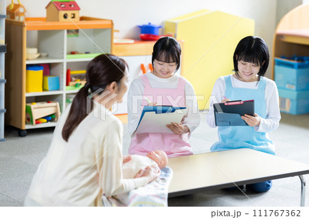 保育実習室で授業を受ける学生と先生 撮影協力:有明教育芸術短期大学 保育実習室で授業を受ける学生と先生 撮影協力:有明教育芸術短期大学 111767362