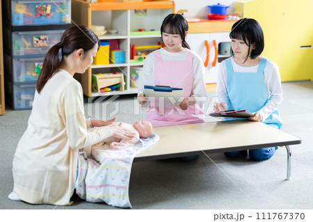 保育実習室で授業を受ける学生と先生 撮影協力:有明教育芸術短期大学 保育実習室で授業を受ける学生と先生 撮影協力:有明教育芸術短期大学 111767370
