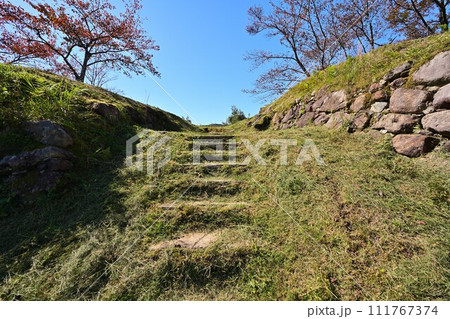伊勢国「赤木城跡」（赤木城公園）の石垣と曲輪の様子　三重県熊野市 111767374