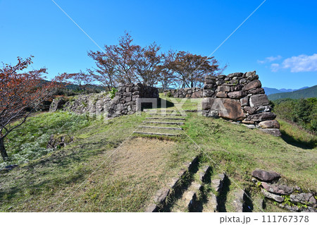 伊勢国「赤木城跡」(赤木城公園)の石垣と曲輪の様子 三重県熊野市 伊勢国「赤木城跡」(赤木城公園)の石垣と曲輪の様子 三重県熊野市 111767378