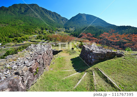 伊勢国「赤木城跡」(赤木城公園)の石垣と曲輪の様子 三重県熊野市 伊勢国「赤木城跡」(赤木城公園)の石垣と曲輪の様子 三重県熊野市 111767395