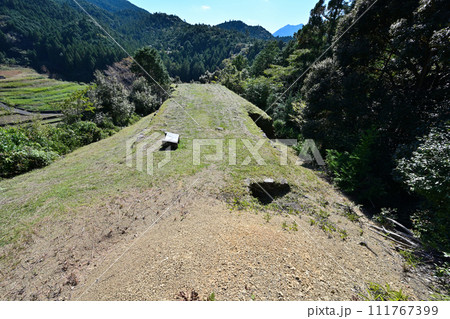 伊勢国「赤木城跡」(赤木城公園)の石垣と曲輪の様子 三重県熊野市 伊勢国「赤木城跡」(赤木城公園)の石垣と曲輪の様子 三重県熊野市 111767399