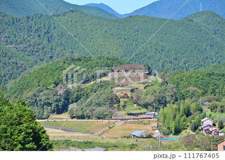 伊勢国「赤木城跡」（赤木城公園）の石垣と曲輪の様子　三重県熊野市 111767405