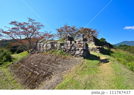 伊勢国「赤木城跡」(赤木城公園)の石垣と曲輪の様子 三重県熊野市 伊勢国「赤木城跡」(赤木城公園)の石垣と曲輪の様子 三重県熊野市 111767437