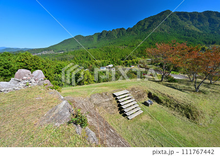 伊勢国「赤木城跡」(赤木城公園)の石垣と曲輪の様子 三重県熊野市 伊勢国「赤木城跡」(赤木城公園)の石垣と曲輪の様子 三重県熊野市 111767442